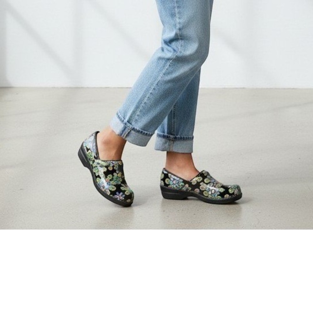 Savvy Brandy Clogs 8 Beaded Floral Design Slip Resistant Comfortable Work Shoes